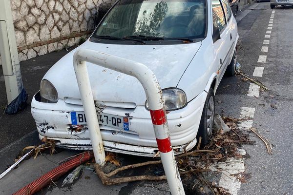 Des voitures stationnées ont été portées et déplacées par l'eau, à Marseille.