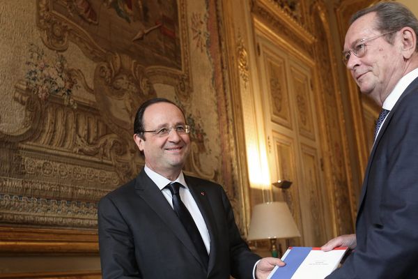 François Hollande avec Dominique Baudis en janvier 2014 lors de la remise du rapport sur les droits de l'enfant 