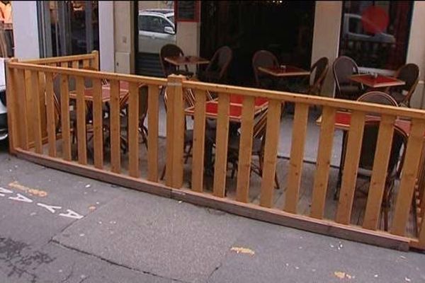 A Lyon, les terrasses grignotent les places de stationnement un peu plus chaque été depuis 2007...