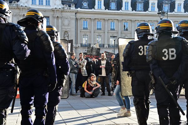 Le 18 février 2017 à Rennes, des manifestants font face à la police à l'occasion d'un rassemblement pendant l'affaire Theo