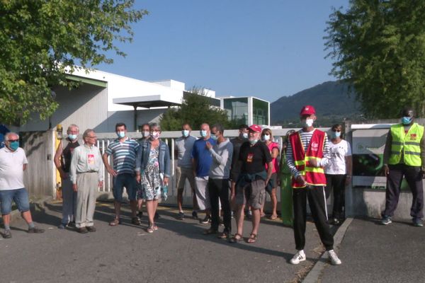 Les salariés réunis devant le site de Frank et Pignard à Thyez, en Haute-Savoie.