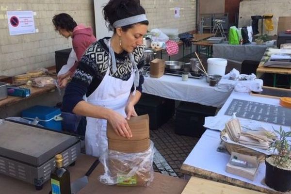 Quelques minutes avant l'ouverture, les restaurateurs se préparent