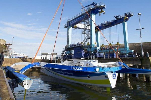 Le trimaran MACIF de François Gabart remis à l'eau à Lorient (56).