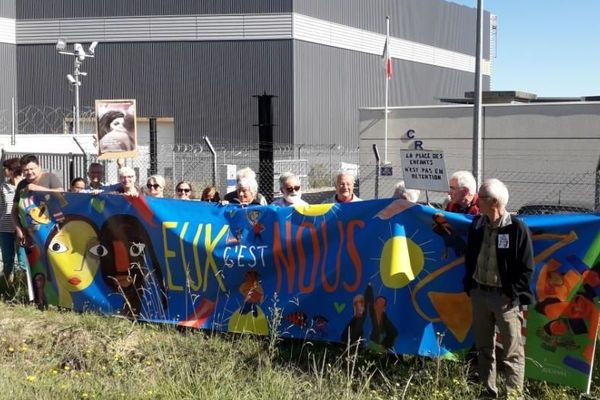 Manifestation d'associations de soutien aux étrangers sans papier devant le Centre de Rétention de Cornebarrieu