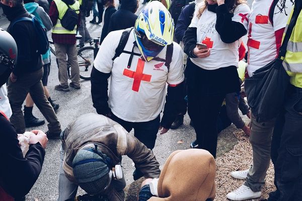 Des secouristes volontaires interviennent pendant une manifestation, le 8 décembre 2018, à Toulouse.