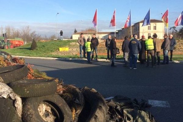 Les agriculteurs manifestent leur colère à Agen.