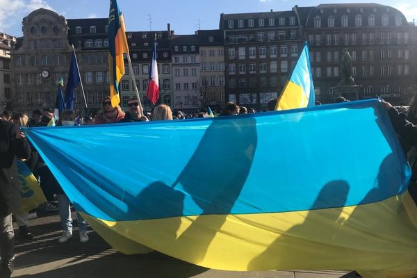 Des milliers de citoyens ont manifesté leur soutien au peuple ukrainien samedi 26 février.