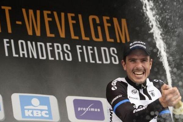 L'Allemand John Degenkolb célèbre sa victoire au champagne sur le podium.