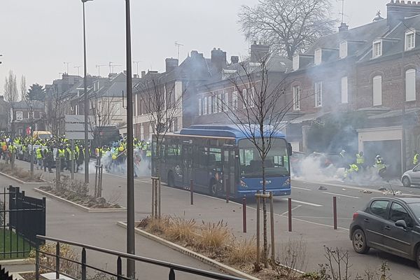 Les forces de l'ordre utilisent des gaz lacrymogènes à l'encontre des gilets jaunes.