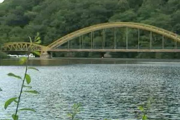 C'est sous le pont du Dognon que les jeunes auraient dû terminer leur descente de 6 kms sur le Taurion (87).