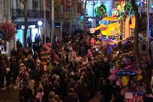 A Saintes, des milliers de personnes ont assisté au défilé des chars de la Nuit de la Saint-Sylvestre.