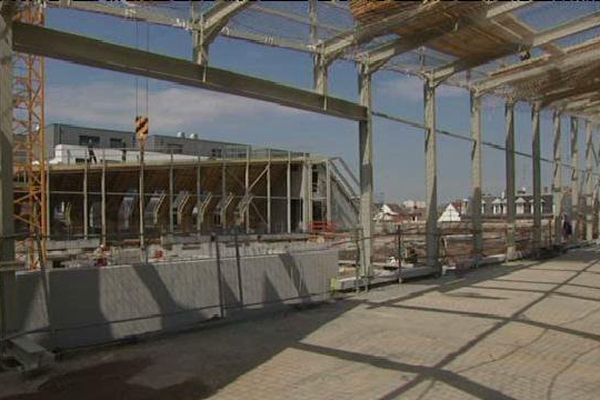 La charpente métallique du palais de justice de Strasbourg en cours d'assemblage