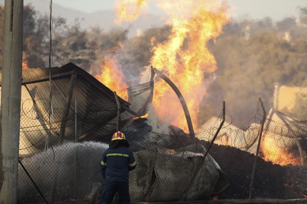 Un pompier tente d'éteindre l'incendie à Pentali, au nord d'Athènes, le 12 août 2024.