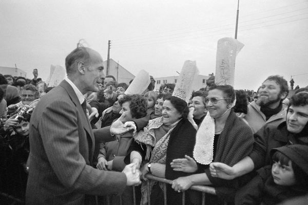 Valéry Giscard d'Estaing avec des Bigoudènes lors de sa visite au port de Saint-Guénolé lors de sa visite en Bretagne le 8 février 1977 - AFP