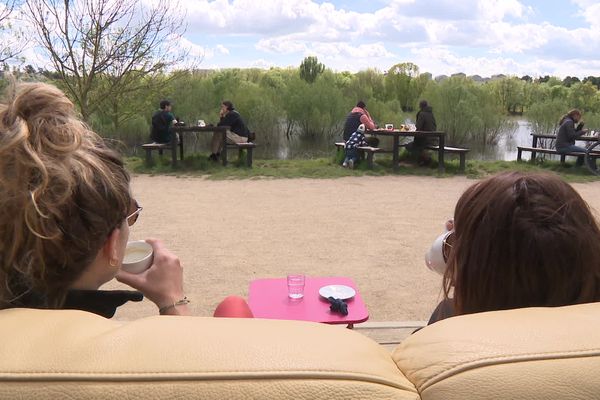 Installée sur les bords de la Maine, la guinguette Le Héron Carré subit la météo changeante de ces dernières semaines, et attend avec impatience les températures estivales pour attirer plus de clients.