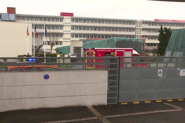 Les secours ont été déployés dans l'enceinte du lycée Marguerite de Valois ce jeudi matin à la suite d'une intrusion et d'une agression dans l'établissement.