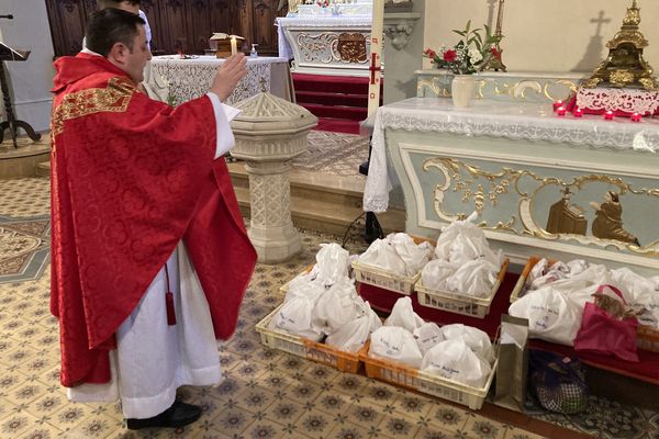 Plusieurs messes étaient célébrées ce dimanche 4 février 2024 en hommage de Saint Blaise. Les sachets de petits pains briochés sont déposés par les pèlerins pour recevoir la bénédiction.