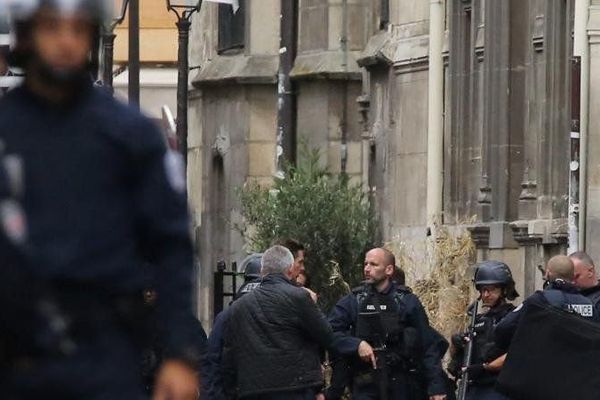 Des policiers déployés autour de l'église Saint-Leu, rue Saint-Denis le 17 septembre 2016 à Paris.