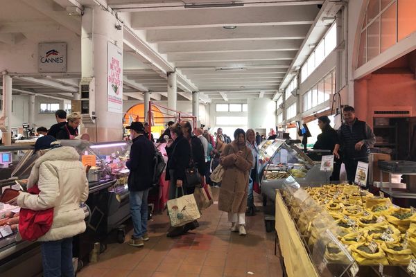 Le marché Forville, fondé en 1934 à Cannes, est l’un des marchés les plus célèbres de la région.