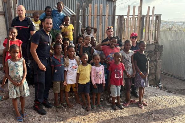 Auprès des enfants, les pompiers girondins sont toujours impressionnés par leur capacité à sourire, à chanter même, malgré le contexte difficile.