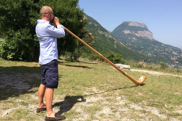 Alexandre Jous, musicien de cor des Alpes