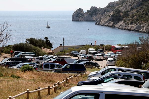 19-04-2022- Calanque de Sormiou envahie par les voitures.