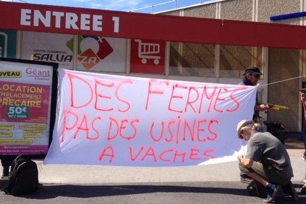 Le slogan de la confédération paysanne devant l'hypermarché de Carcassonne