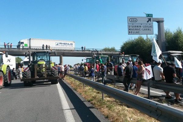 Des agriculteurs de Creuse et de Haute-Vienne organisent un barrage filtrant sur l'A20, dans les deux sens, au niveau de La Croisière.