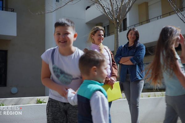 Fraichement arrivée à Marseille, ces ukrainiens tentent d'inscrire leurs enfants à l'école