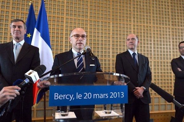 Bernard Cazeneuve entouré de son prédécesseur Jérôme Cahuzac et de Pierre Moscovici, Ministre de l'Economie et des Finances 