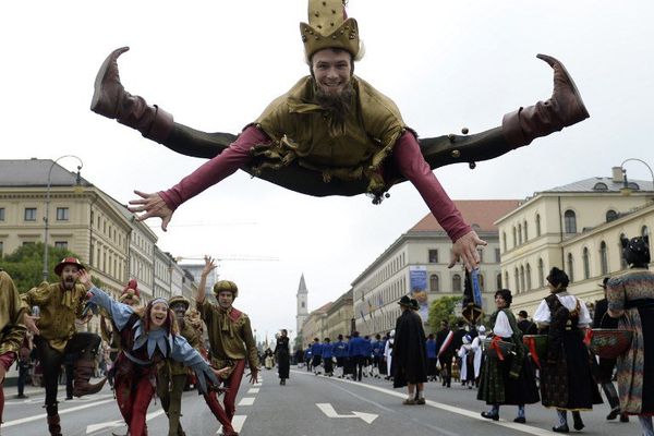 Le défilé costumé dans le centre de Munich