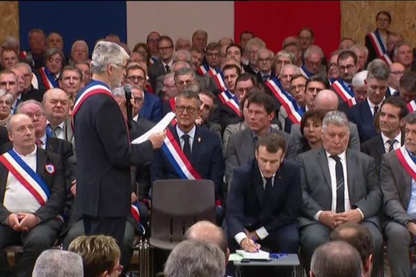 Les maires à Souillac, lors du grand débat avec Emmanuel Macron