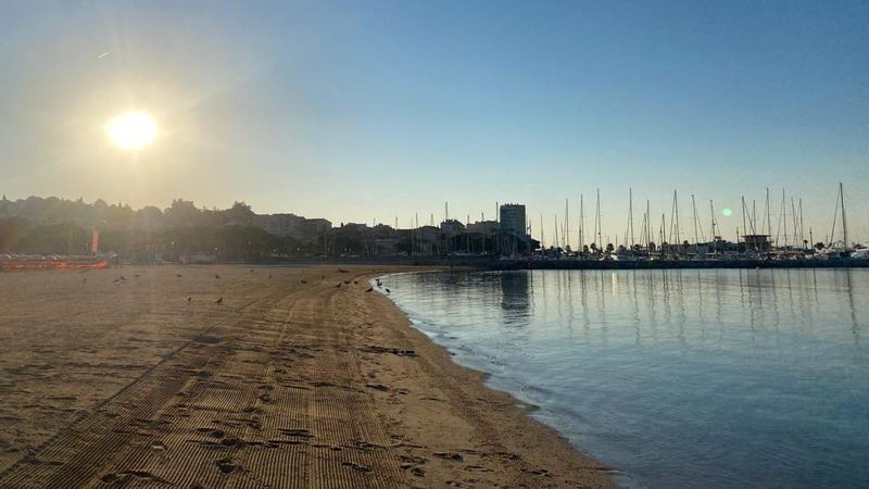 Sainte-Maxime se réveille, les chibanis aussi. "Chibanis, l'éternel tiraillement", sur France 3 Provence-Alpes Côte d'Azur, donne aussi à voir ces hommes aux cheveux blancs de la Côte d'Azur.