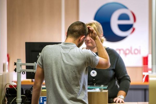 Illustration : un jeune homme dans une agence Pôle emploi.