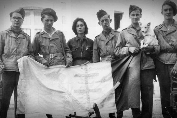 Photographie de maquisards accompagnés par une résistante dans la cour de la sous-préfecture d'Issoudun.