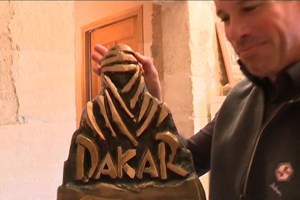 Matthieu Baumel porte fièrement son trophée du Dakar 2015