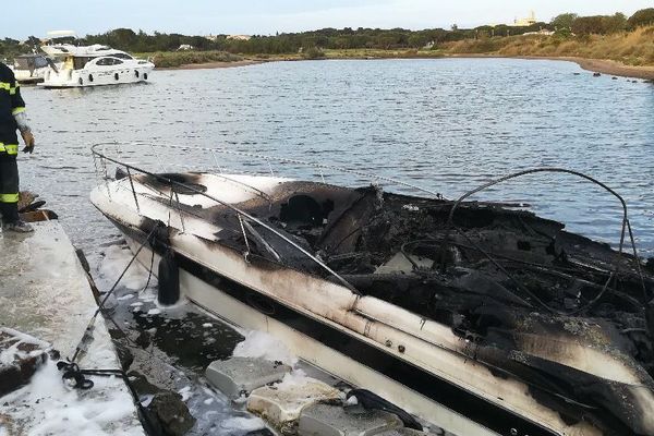 Agde - un bateau incendié dans le port - 4 mai 2018.