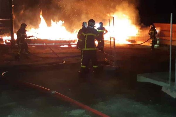 Les secours sont intervenus à 2h du matin sur un chantier de la commune de Celon. 60 000 euros de bois étaient embrasés.