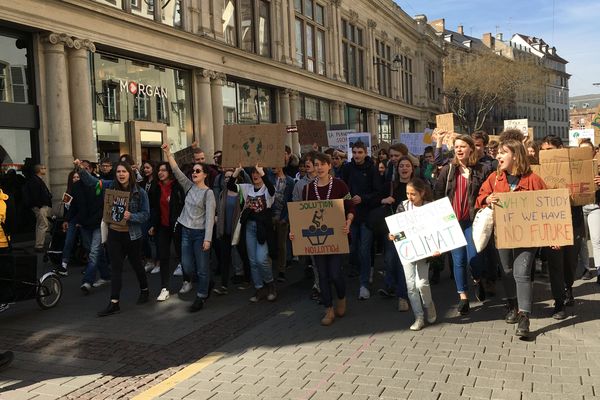 Plusieurs centaines de jeunes ont défilé pour le climat dans le centre-ville de Strasbourg, en direction du campus de l'Esplanade.