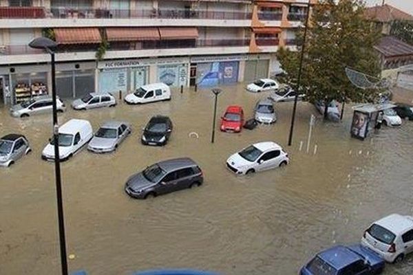 Juan-Les-Pins, lundi après-midi. Depuis mardi soir, il est en plus tombé 40 à 70 mm sur les Alpes-Maritimes.