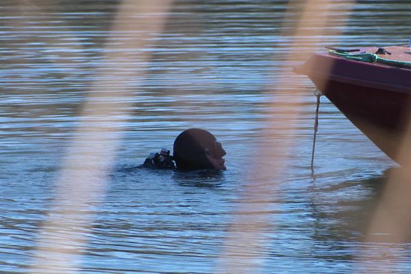 Des plongeurs et archéologues recherchent chaque année depuis 13 ans des vestiges préhistoriques, por mettre en lumière la vie d'un hameau disparu situé à l'époque au bord de l'Hérault.