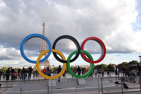 Les anneaux olympiques devant la Tour Eiffel