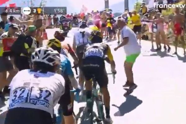 Jeudi 19 juillet, dans la montée de l’Alpe d’Huez, un spectateur a tenté de bousculer Christopher Froome, lors de la 12e étape entre Bourg-Saint-Maurice et l’Alpes d’Huez.