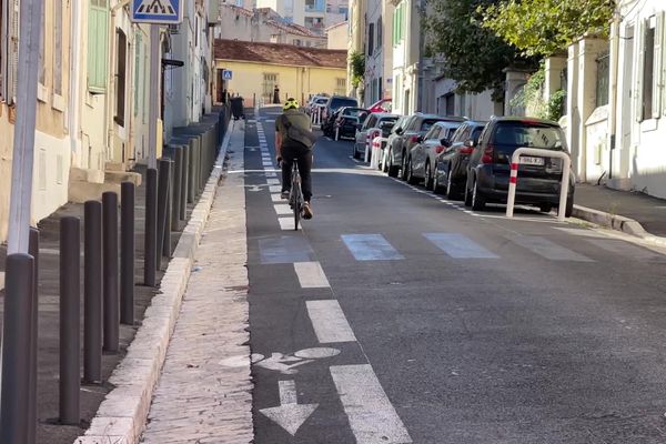 Une bande cyclable dans le quartier de Samatan à Marseille (7e) fait polémique, jugée trop dangereuse par les habitants.