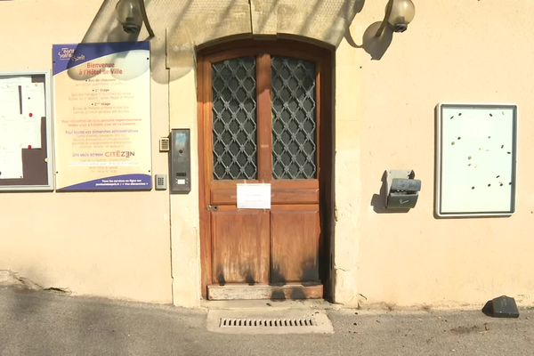 Les traces noircies de la tentative d'incendie de la porte d'entrée de  l'hôtel de ville de Pont-Saint-Esprit (Gard) étaient visibles au lendemain du sinistre.