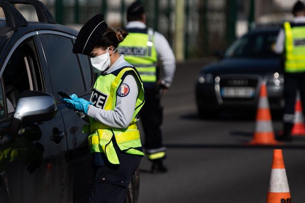 La police contrôle les attestations de déplacement dérogatoires dans le cadre du confinement, ici à Paris.