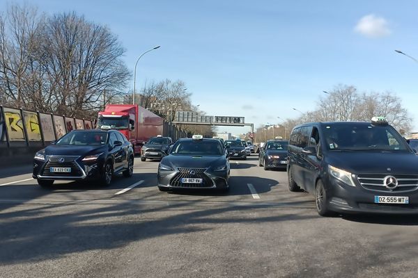 Un cortège de taxis ce lundi matin, porte de la Chapelle.