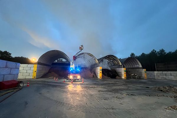 Un bâtiment de l'entreprise de tri de déchets de Bussac-Forêt a été entièrement détruit par l'incendie