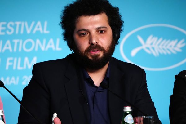 Saeed Roustaee, ici lors d'une conférence de presse du 75e Festival de Cannes en 2022, a été condamné pour avoir présenté son film lors de la grand-messe du cinéma international.