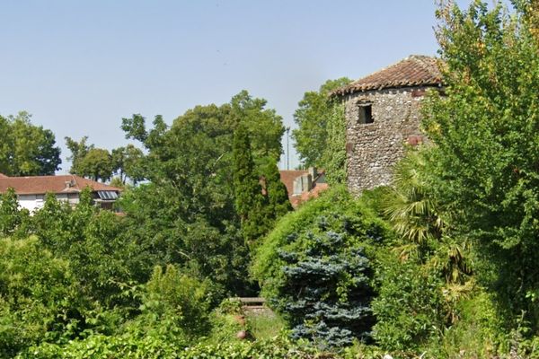 Le glissement de terrain s'est produit au pied de cette tour et menace quatre logements.